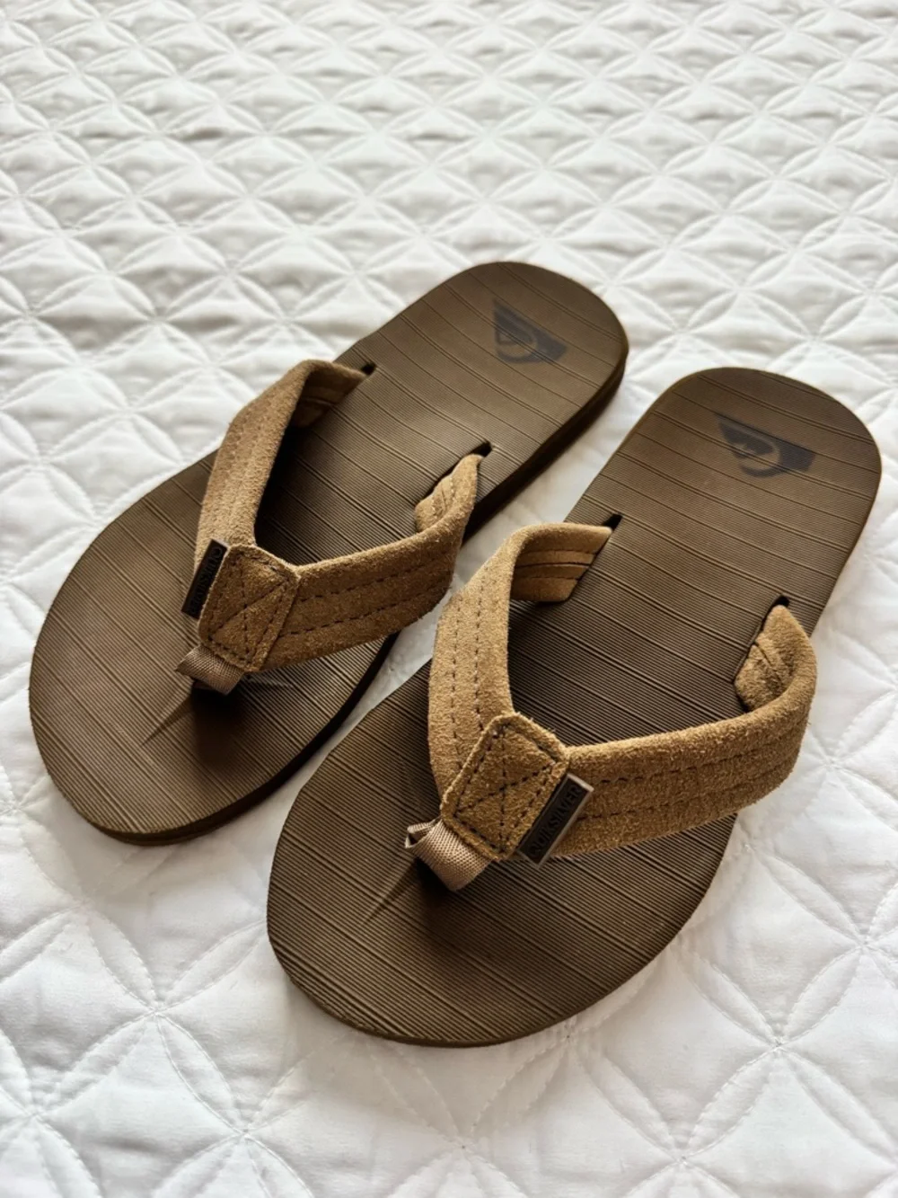 NWOT Quiksilver Carver Suede Core Tan Brown Youth Flip Flop Sandals Size 5